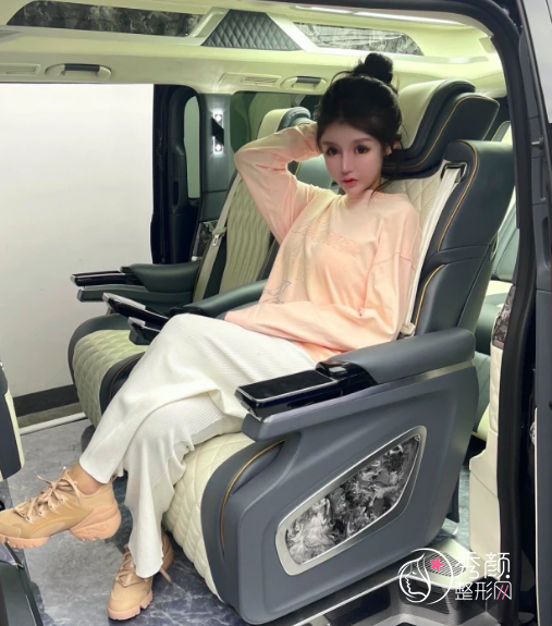 女网红全脸整容,花费400万整容失败却不自知,怒怼黑粉