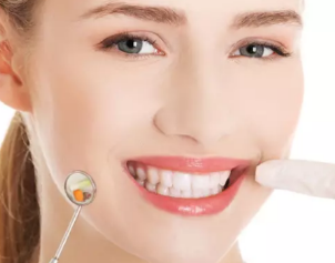 武汉爱思特口腔专家明瑞芳有10余年牙齿矫正经验技术 